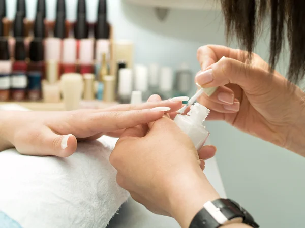 Mädchenfingernägel werden gepflegt. — Stockfoto