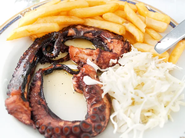 Polvo grelhado com batatas fritas — Fotografia de Stock