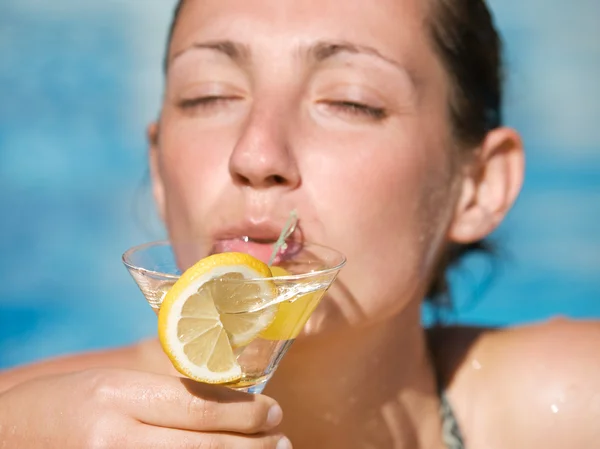 Mooie vrouw met drankje — Stockfoto