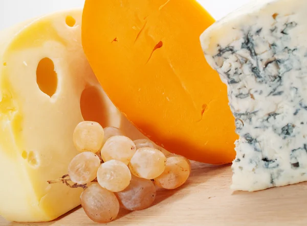 Τυρί με σταφύλια νεκρή φύση — Φωτογραφία Αρχείου