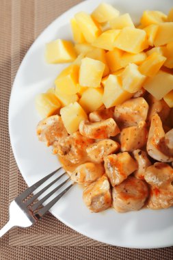 Patatesli kızarmış tavuk.