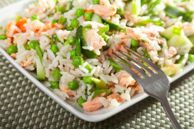 Pirinç salatası somon ile