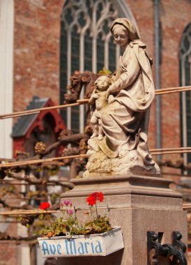 Madonna ve çocuk heykeli, Bruges