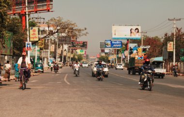 Yerel Birmanya motosiklet sürme