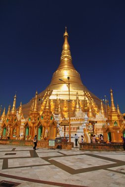 Turistler Shwedagon Pagoda önünde