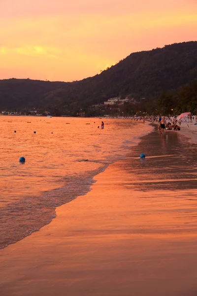 Turistas em Phuket ao pôr do sol — Fotografia de Stock