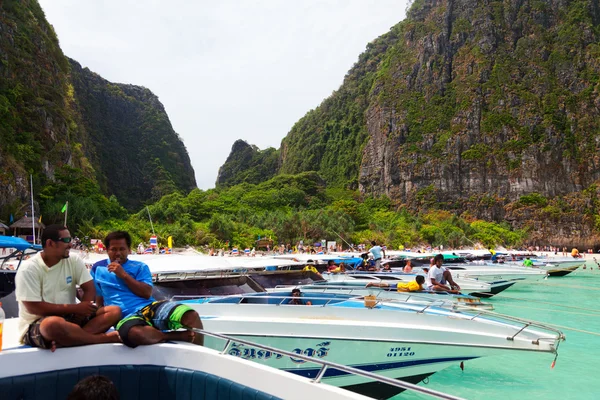 Barcos perto de Maya Bay, Tailândia — Fotografia de Stock