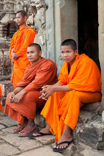 Monjes en Angkor Wat, Camboya — Foto de Stock