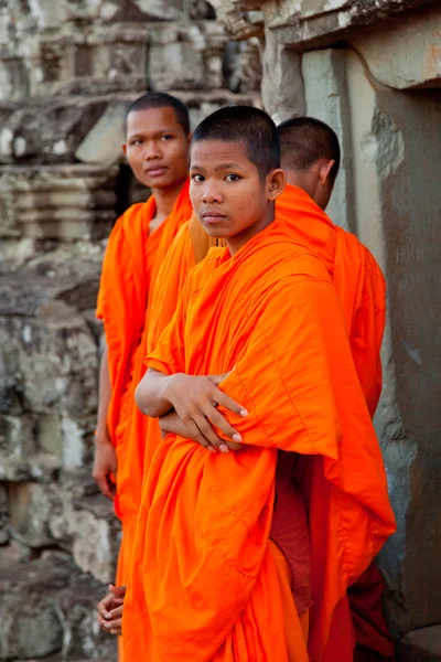 Monaci a Angkor Wat, Cambogia — Foto Stock