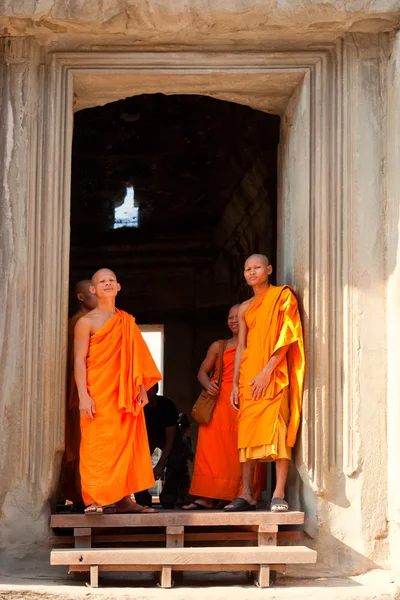 Moines au Cambodge à Angkor Wat. — Photo