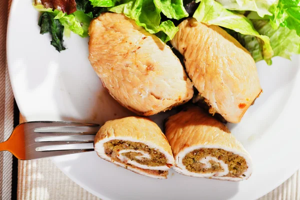 Roulade de pavo con nueces —  Fotos de Stock