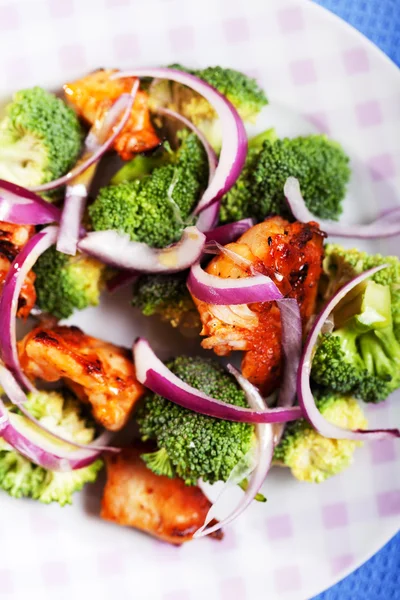 Brokoli ve Tavuk salatası — Stok fotoğraf