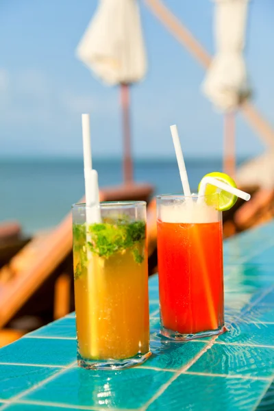 Mai Thai and Mojito Cocktails — Stock Photo, Image