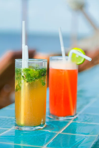 Mai Thai and Mojito Cocktails — Stock Photo, Image