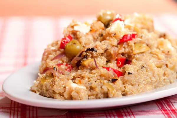 Salada mediterrânea com quinoa — Fotografia de Stock