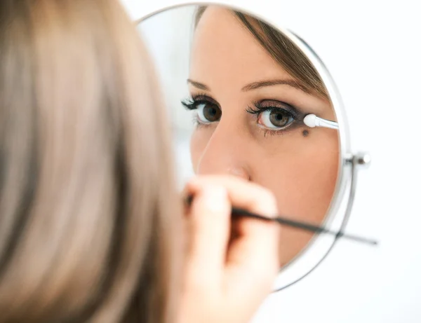 Giovane donna che applica il trucco — Foto Stock