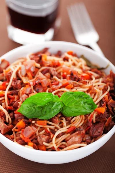 Spaghetti med kanin och tomater — Stockfoto