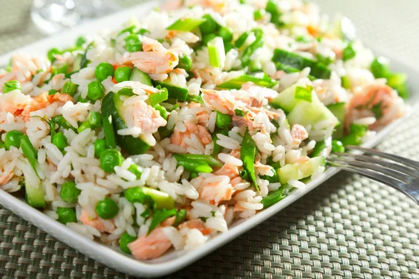 Salada de arroz com salmão — Fotografia de Stock