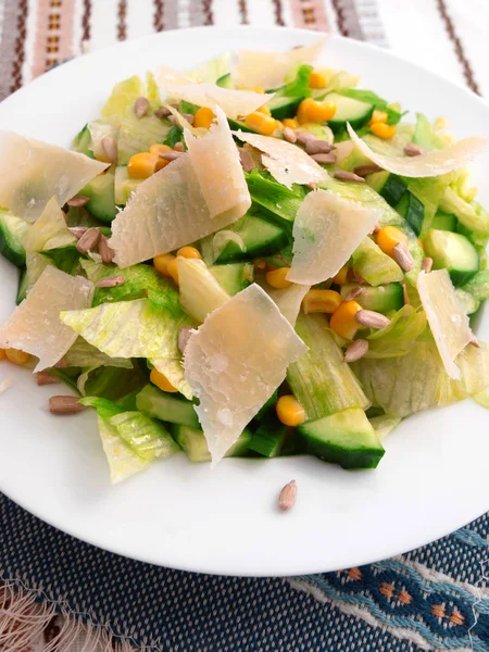 Salade met komkommer, suikermaïs en Parmezaanse kaas — Stockfoto
