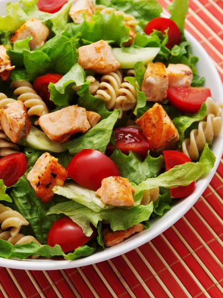 Salade met zalm, tomaten en pasta — Stockfoto