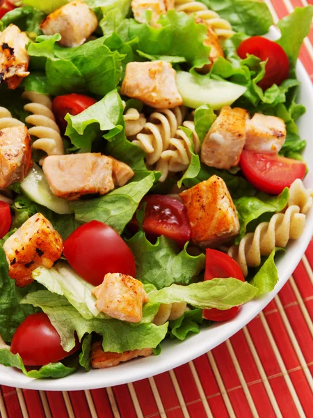 Salade met zalm, tomaten en pasta — Stockfoto