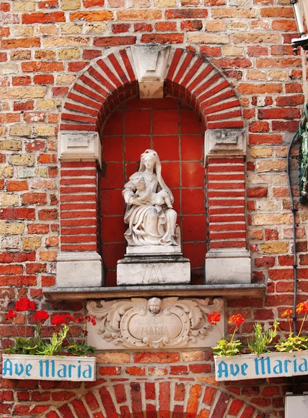 Madonnen- und Kinderstatue, Brügge — Stockfoto