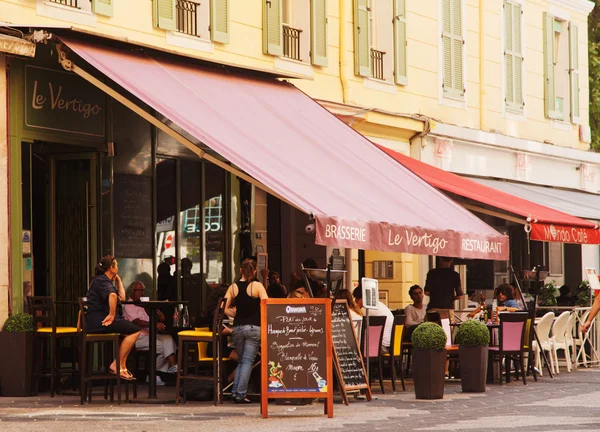 Bürgersteig-Café mit Touristen — Stockfoto