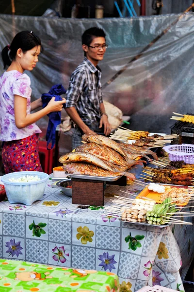 Jovem casal birmanês vendendo alimentos — Fotografia de Stock
