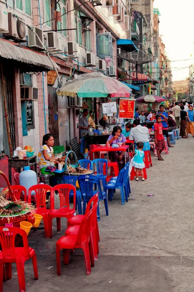 Pessoas birmanesas comendo em pequenos restaurantes — Fotografia de Stock