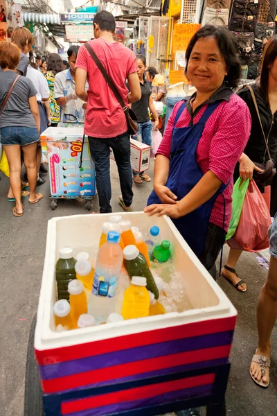 Drukke markt straat in Bangkok — Stockfoto