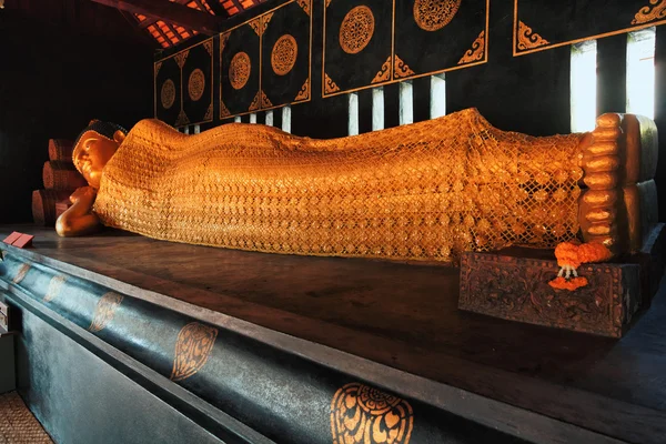 Buda reclinado, Wat Chedi Luang —  Fotos de Stock