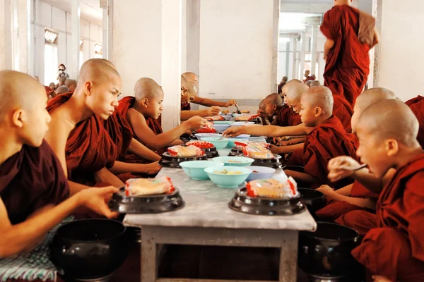 Monjes en el monasterio de Mahagandayone —  Fotos de Stock