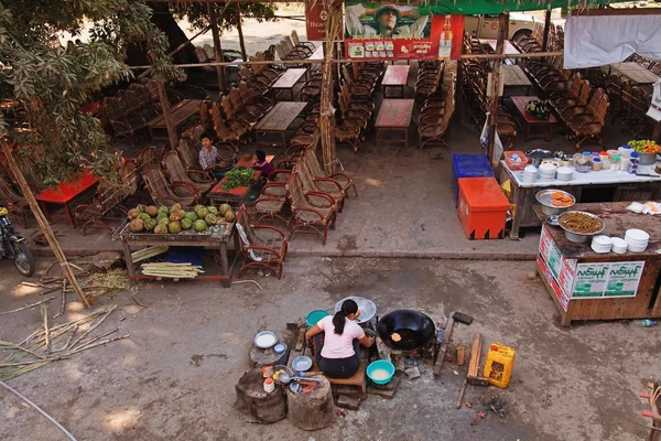 Jovem mulher birmanesa vendendo alimentos — Fotografia de Stock