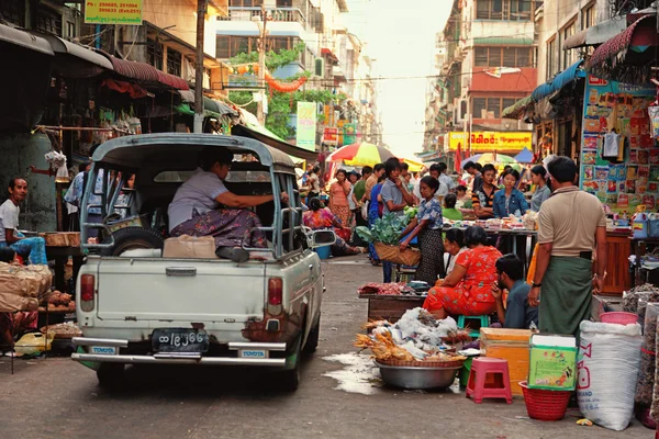 Ulica rynek w Yangon — Zdjęcie stockowe
