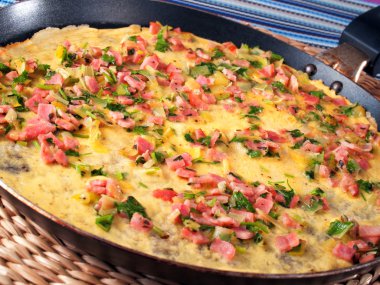 Omlet jambon ve otlar ile