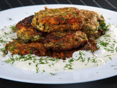 Kızarmış köfte otlar ile