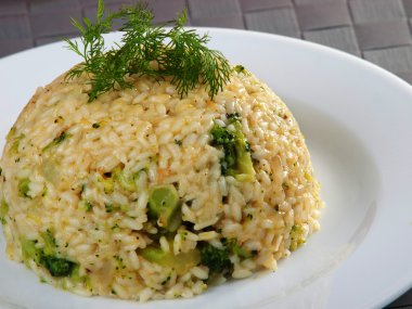 Brokoli plaka üzerinde risotto
