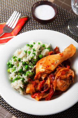 Pirinç ve domates soslu tavuk