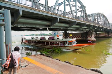 Bangkok Chao Phraya nehri geçerken