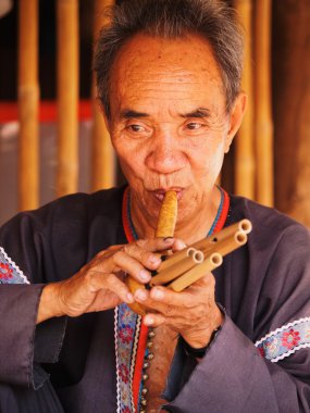 Kıdemli Tay performans gösteren müzik adam