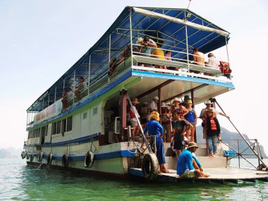 Küçük tur gemi insanlarla