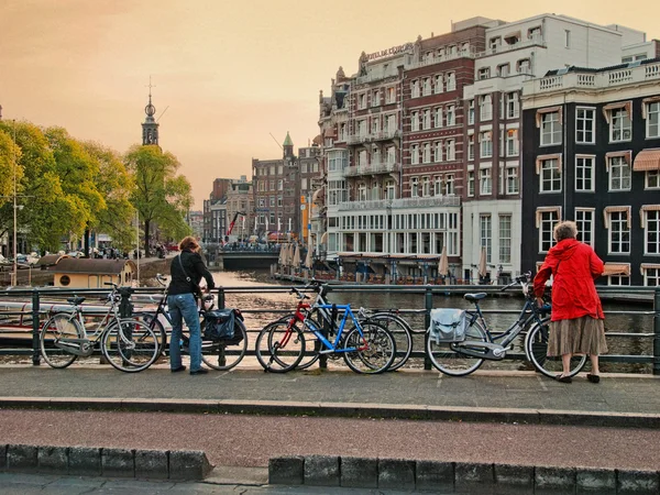 Women leaving their bicycles — Stock Photo, Image