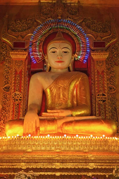 Guld buddha staty — Stockfoto