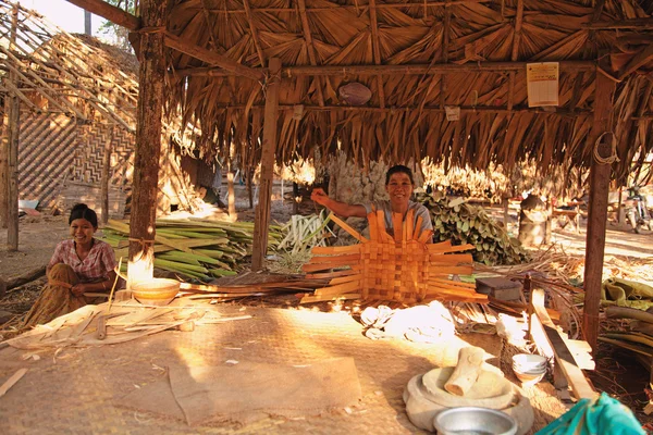 缅甸妇女编织藤筐 — 图库照片