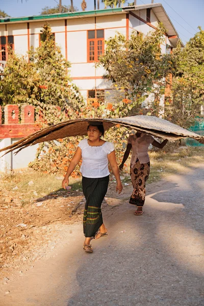 Burmese women carrying bamboo wall — Stock Photo, Image