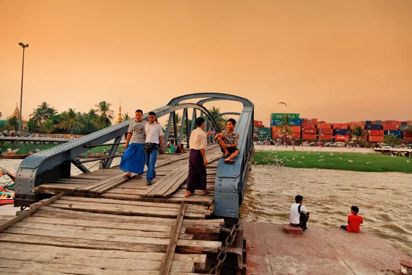Voeding meeuwen op pier, Yangon — Stockfoto