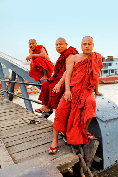 Monniken op de brug, Yangon — Stockfoto