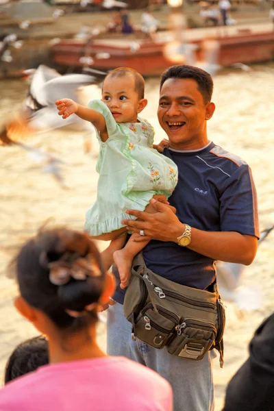 Father and daughter, Yangon — Stock Photo, Image