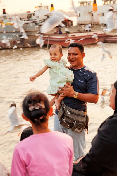 Отец и дочь, Янгон — стоковое фото