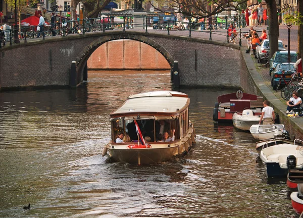 Människor på båten i Amsterdam — Stockfoto